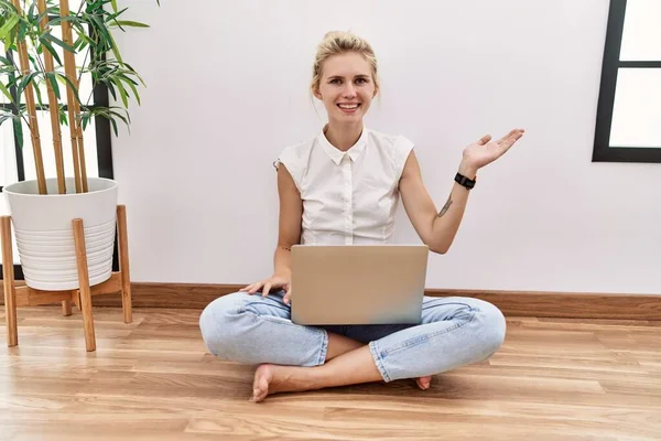 Young Blonde Woman Using Computer Laptop Sitting Floor Living Room — Stock Photo, Image