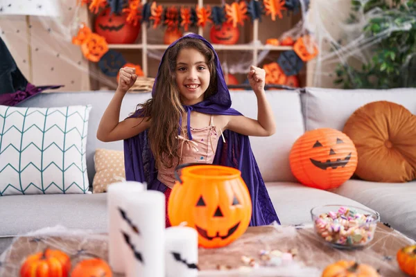 Adorável Menina Hispânica Vestindo Traje Halloween Sentado Sofá Com Expressão — Fotografia de Stock