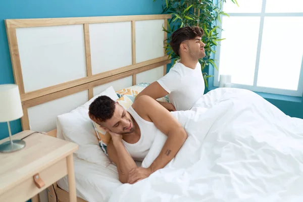 Два Испаноязычных Мужчины Страдают Травмы Спины Сидя Кровати Спальне — стоковое фото