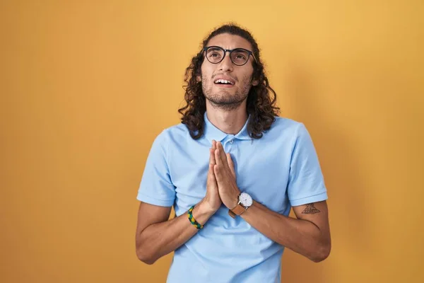 Young Hispanic Man Standing Yellow Background Begging Praying Hands Together — Stock Photo, Image