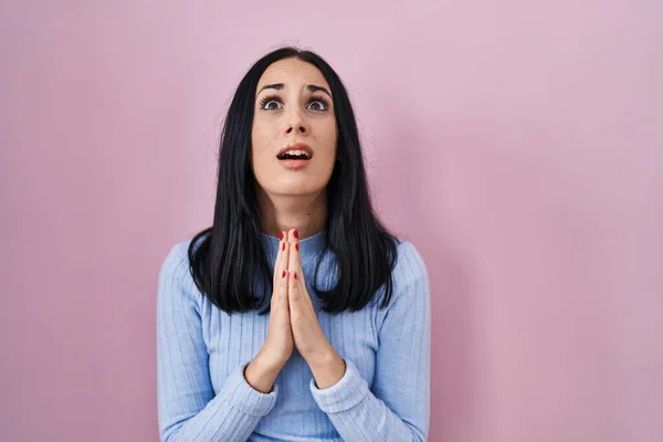 Mujer Hispana Pie Sobre Fondo Rosa Mendigando Orando Con Las —  Fotos de Stock