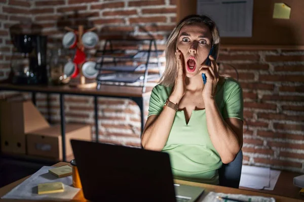 Young Beautiful Woman Working Office Night Speaking Phone Afraid Shocked — Stockfoto