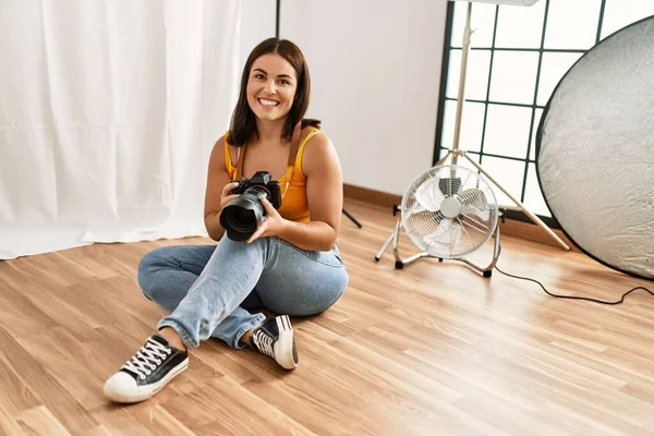 Young Beautiful Hispanic Woman Photographer Holding Professional Camera Photo Studio — Stock Photo, Image