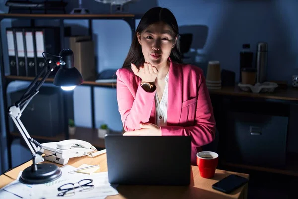 Chinese Young Woman Working Office Night Looking Camera Blowing Kiss — Stockfoto