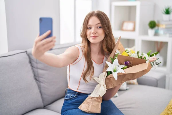 Caucasian Woman Holding Bouquet White Flowers Taking Selfie Picture Smiling — Stockfoto
