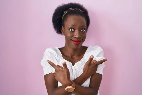 Afrikaanse Vrouw Met Krullend Haar Staan Roze Achtergrond Wijzen Naar — Stockfoto