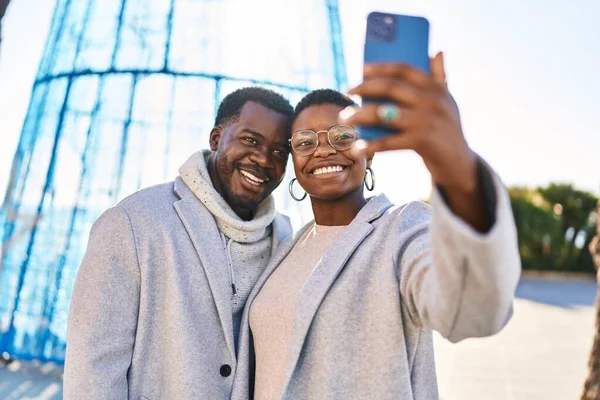 Homme Femme Couple Debout Ensemble Faire Selfie Par Smartphone Rue — Photo