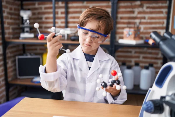 Adorable Niño Hispano Estudiante Sosteniendo Moléculas Aula Laboratorio — Foto de Stock