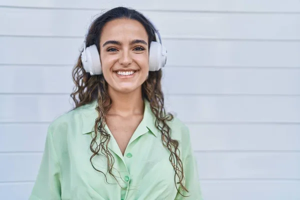 Mujer Hispana Joven Escuchando Música Usando Auriculares Que Ven Positivos — Foto de Stock