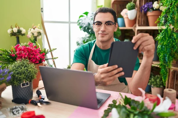 Young Hispanic Man Florist Using Laptop Touchpad Flower Shop — 图库照片