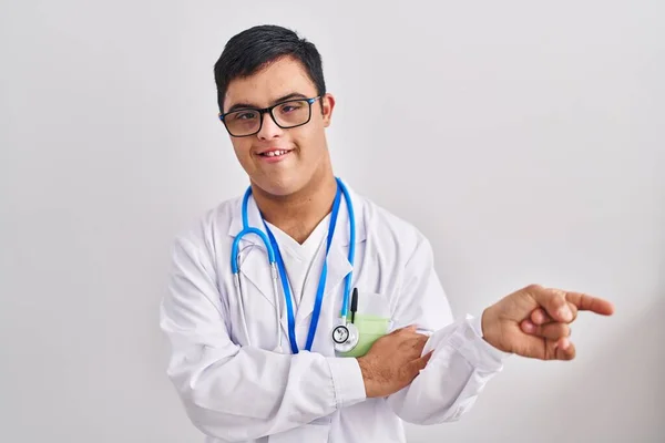 Młody Hiszpan Zespołem Downa Noszący Mundur Lekarza Stetoskop Uśmiechający Się — Zdjęcie stockowe