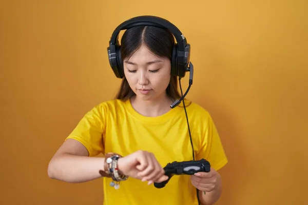 Chino Joven Mujer Jugando Videojuego Celebración Controlador Comprobación Hora Reloj —  Fotos de Stock