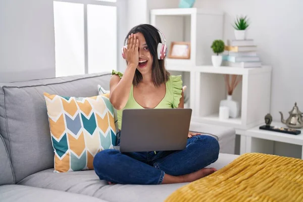 Hispanic Young Woman Using Laptop Home Covering One Eye Hand — Stock fotografie