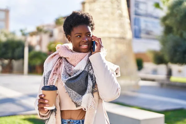 Afro Amerikalı Kadın Akıllı Telefonla Konuşuyor Parkta Kahve Içiyor — Stok fotoğraf