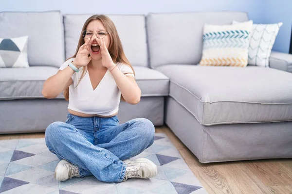 Young Caucasian Woman Sitting Floor Living Room Shouting Angry Out — Foto Stock