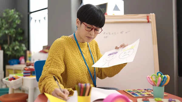 Young Chinese Woman Preschool Teacher Having Emotional Therapy Kindergarten — ストック写真