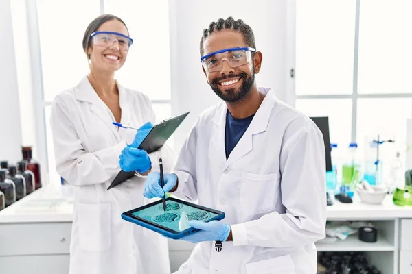 Man Woman Scientist Partners Looking Embryo Image Touchpad Laboratory — Zdjęcie stockowe