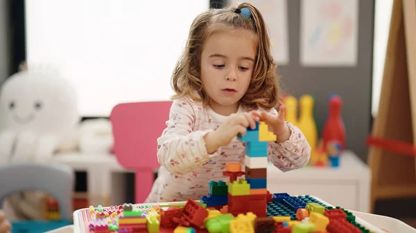 Entzückendes Hispanisches Mädchen Spielt Kindergarten Mit Bauklötzen Tisch — Stockfoto
