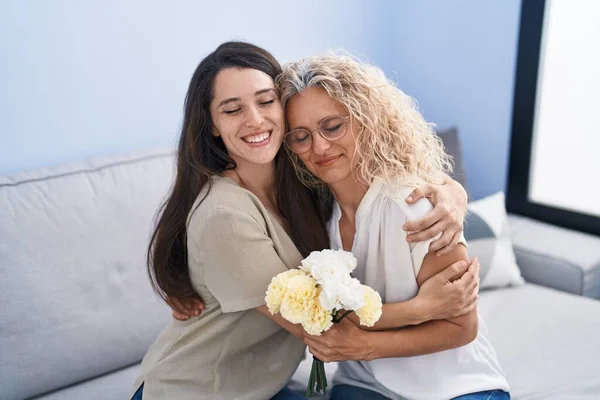 Dwie Kobiety Matka Córka Przytulają Się Siebie Kwiatami Domu — Zdjęcie stockowe