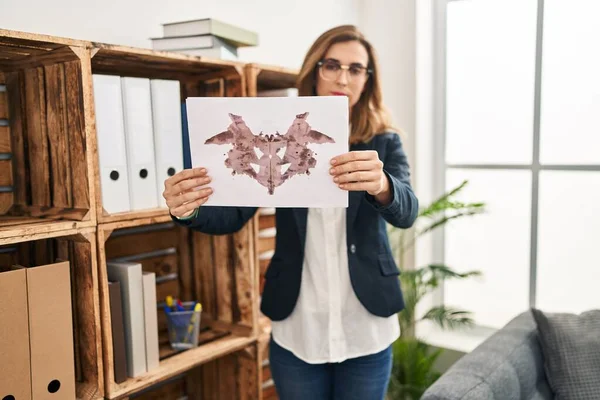 Ung Kvinna Som Har Psykologi Session Håller Rorscharch Test Kliniken — Stockfoto
