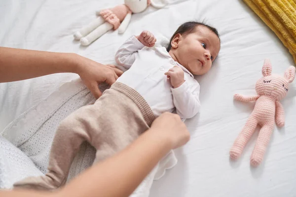 Adorável Bebê Hispânico Vestindo Roupas Deitadas Cama Quarto — Fotografia de Stock