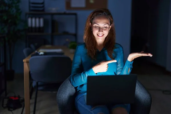 Mujer Morena Trabajando Oficina Por Noche Sorprendida Sonriendo Cámara Mientras — Foto de Stock