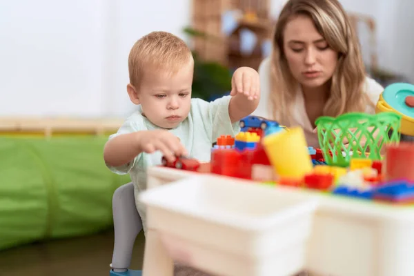 Вчитель Малюк Грають Будівельними Блоками Іграшкою Автомобілів Сидячи Столі Дитячому — стокове фото
