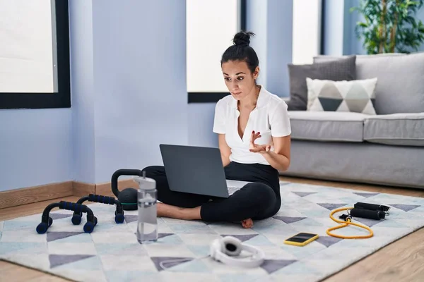 Young Caucasian Woman Sporty Using Laptop Having Video Call Home — Stockfoto