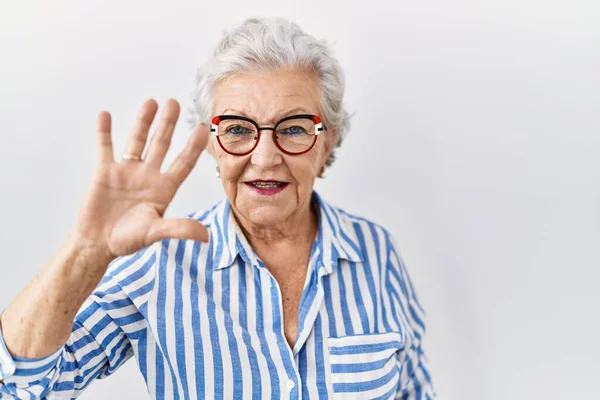 Старшая Женщина Седыми Волосами Стоит Белом Фоне Показывает Пальцами Номер — стоковое фото