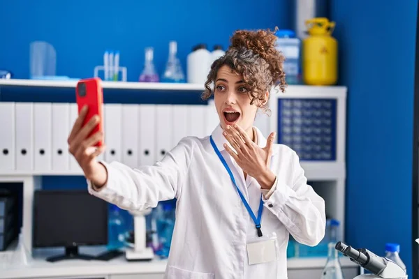 Spaanse Vrouw Met Krullend Haar Werken Bij Wetenschapper Laboratorium Selfie — Stockfoto