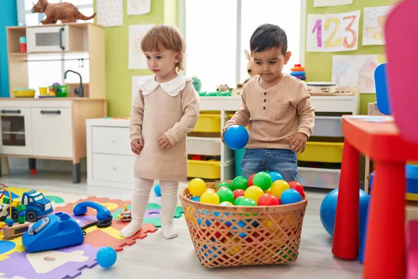 Två Barn Leker Med Bollar Stående Dagis — Stockfoto
