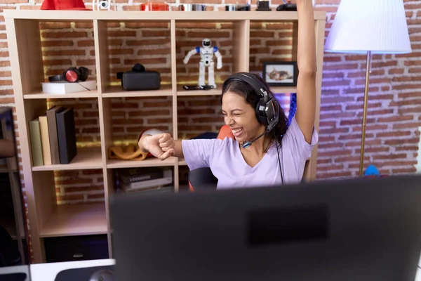 年轻的非洲裔美国女性流言者在游戏室玩赢者表达的电子游戏 — 图库照片