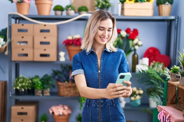 Young Woman Florist Smiling Confident Using Smartphone Florist — Fotografia de Stock