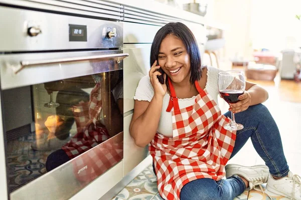 Hispanic Brunette Woman Waiting Cupcakes Speaking Phone Kitchen Oven — Zdjęcie stockowe
