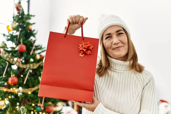 Donna Caucasica Mezza Età Sorridente Fiducioso Tenendo Sacchetto Regalo Natale — Foto Stock