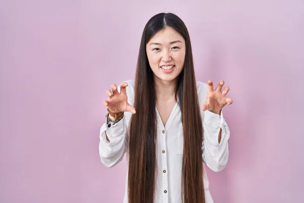 Chinese Young Woman Standing Pink Background Smiling Funny Doing Claw — Stock Photo, Image