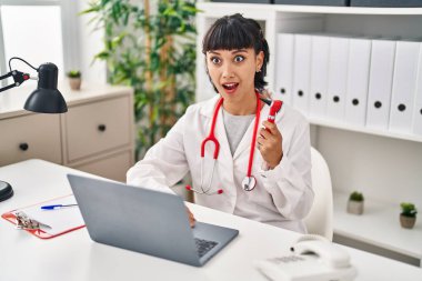 Kulak termometresi tutan genç İspanyol doktor ağzı açık kalmış, korkmuş ve hayrete düşmüştü. 