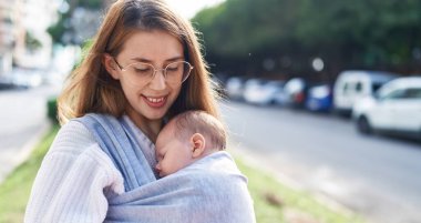 Anne ve oğlu sokakta uyuyan bebek.