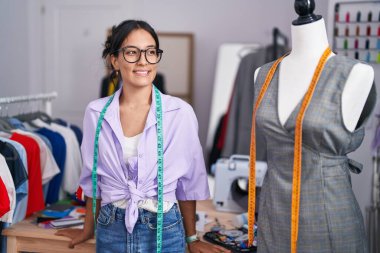 Genç, güzel İspanyol kadın terzi dükkanında kendine güvenen terzi.