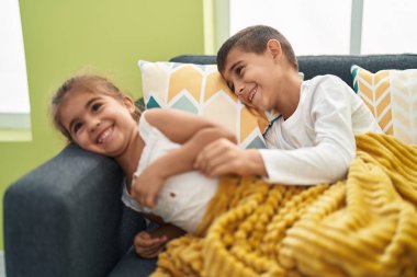 Abim ve ablam evdeki kanepede oturup gıdıklanmaya gülüyorlar.