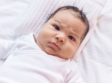 Sevimli İspanyol bebek yatak odasında yatıyordu.