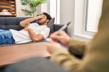 Kadın ve erkek psikoloji merkezinde psikoloji seansı yapıyorlar.