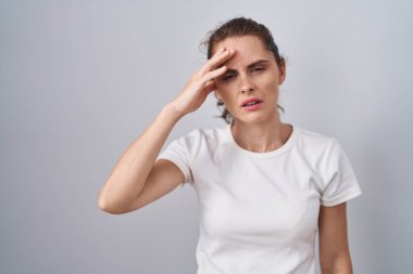 Güzel esmer kadın izole edilmiş arka planda duruyor. Alnındaki sivilceden mutsuz olduğunu gösteriyor. Siyah nokta enfeksiyonu. sivilce ve deri problemi 