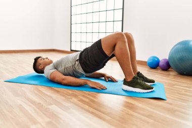 Genç İspanyol adam spor merkezinde geriniyor.