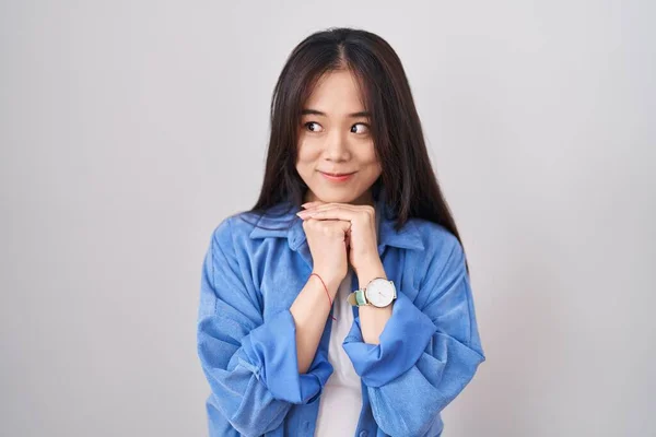 Ung Kinesisk Kvinna Står Över Vit Bakgrund Skrattar Nervös Och — Stockfoto