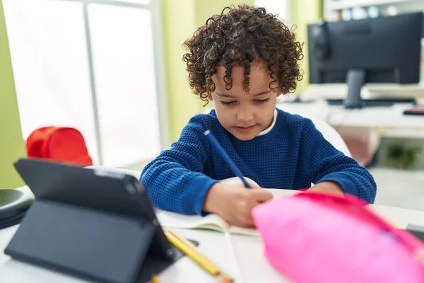 Adorable Hispanic Boy Preschool Student Sitting Table Drawing Notebook Classroom — Foto Stock