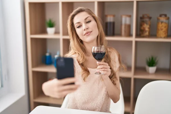 Junge Blonde Frau Trinkt Wein Und Macht Selfie Mit Dem — Stockfoto