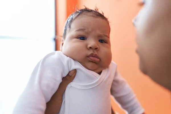 Adorable Bambin Hispanique Sur Les Mains Mère Maison — Photo