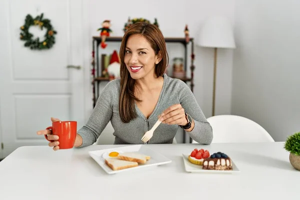 Young Latin Woman Having Breakfast Sitting Christmas Decor Home — Stock Photo, Image