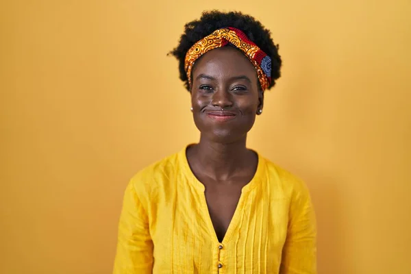 Mujer Joven Africana Con Turbante Africano Soplando Mejillas Con Cara —  Fotos de Stock
